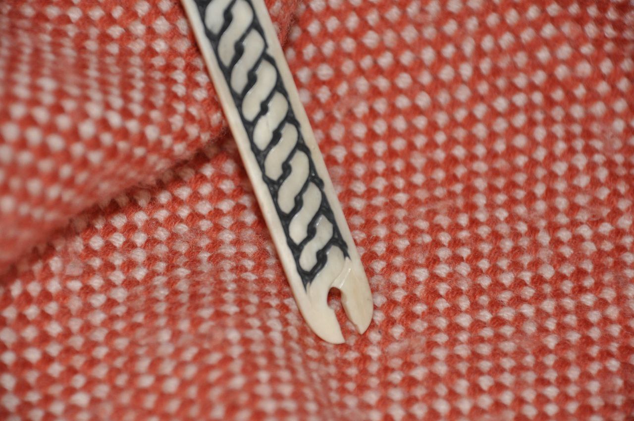 Webschiffchen aus Knochen mit Flechtmuster