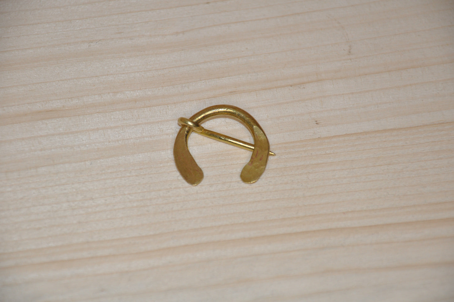 Kleine Ringfibel – Gewandschließe aus Messing