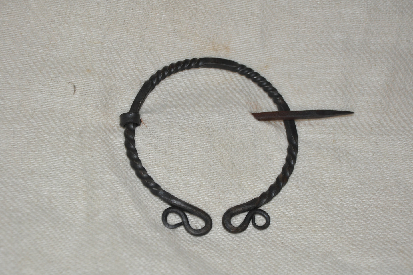 Ringfibel, tordiert & doppelt eingerollt – handgeschmiedete historische Nachbildung