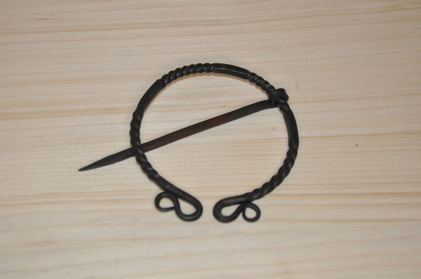 Ringfibel, tordiert & doppelt eingerollt – handgeschmiedete historische Nachbildung