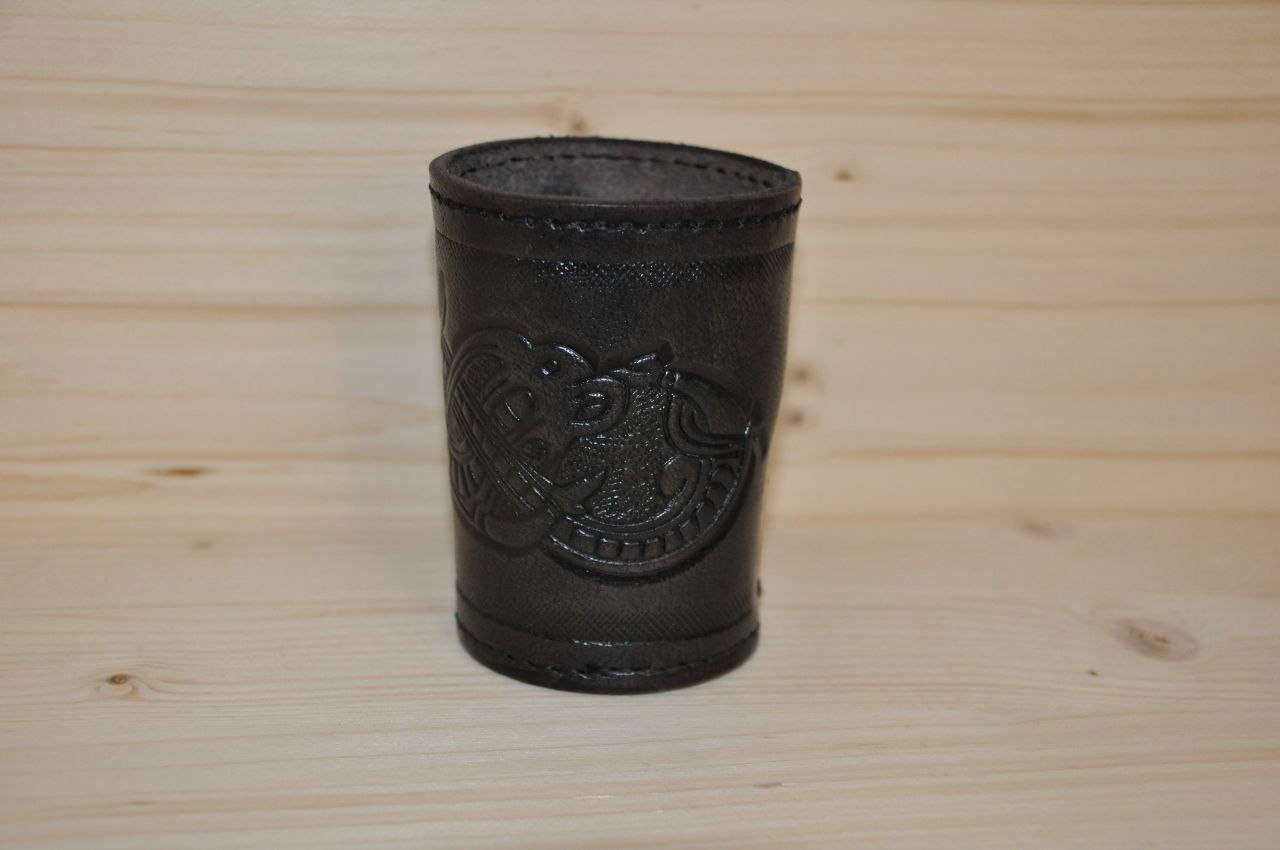 Würfelbecher aus Leder
