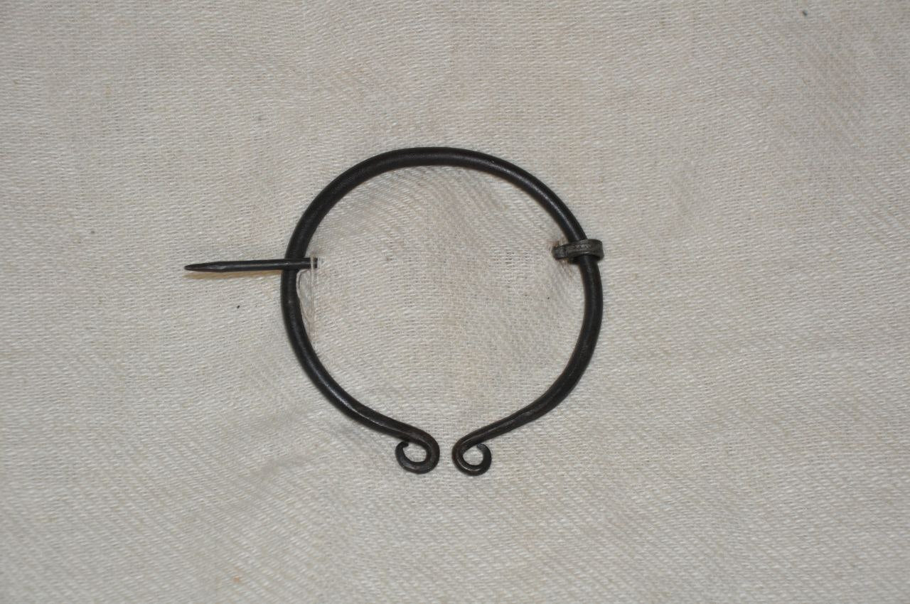 Ringfibel, rund & einfach eingerollt – handgeschmiedet