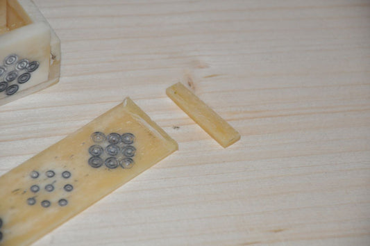 Beschädigtes Kästchen aus Knochen