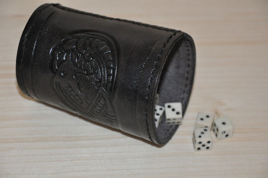 Würfelbecher aus Leder