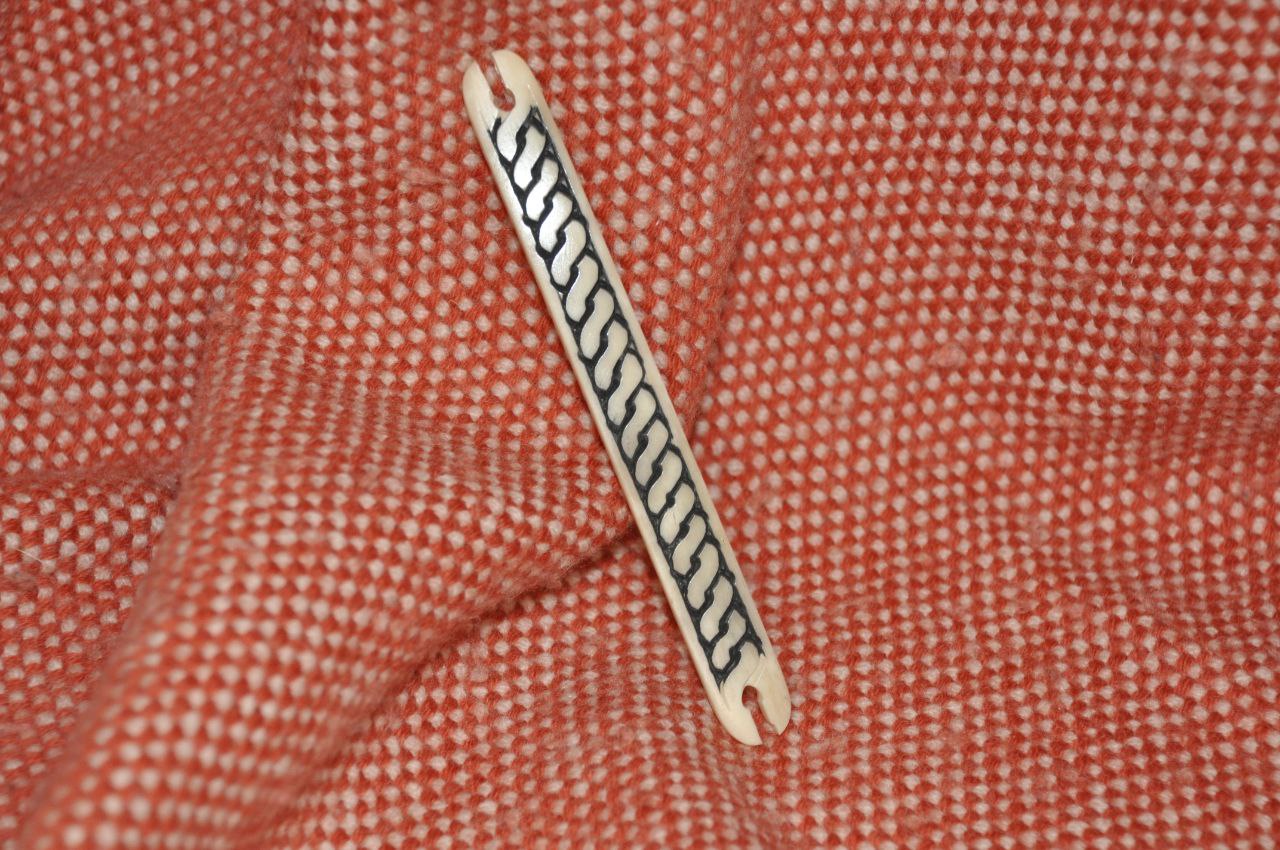 Webschiffchen aus Knochen mit Flechtmuster