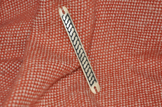 Webschiffchen aus Knochen mit Flechtmuster