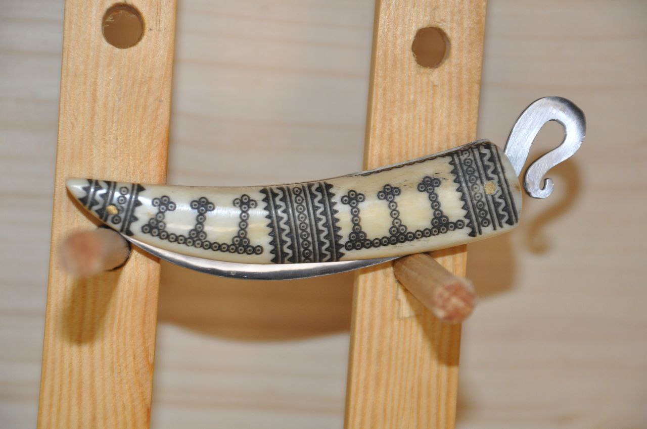 Mittelalter-Taschenmesser aus Karbonstahl mit Knochengriff