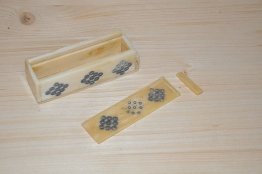 Beschädigtes Kästchen aus Knochen