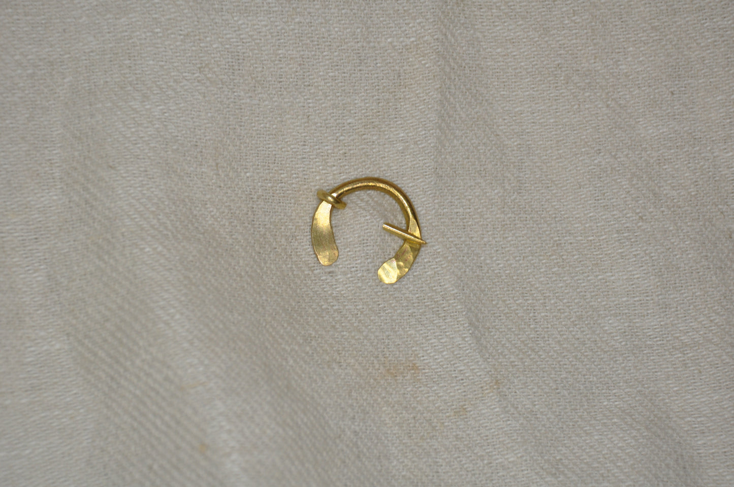 Kleine Ringfibel – Gewandschließe aus Messing