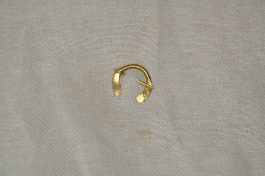 Kleine Ringfibel – Gewandschließe aus Messing