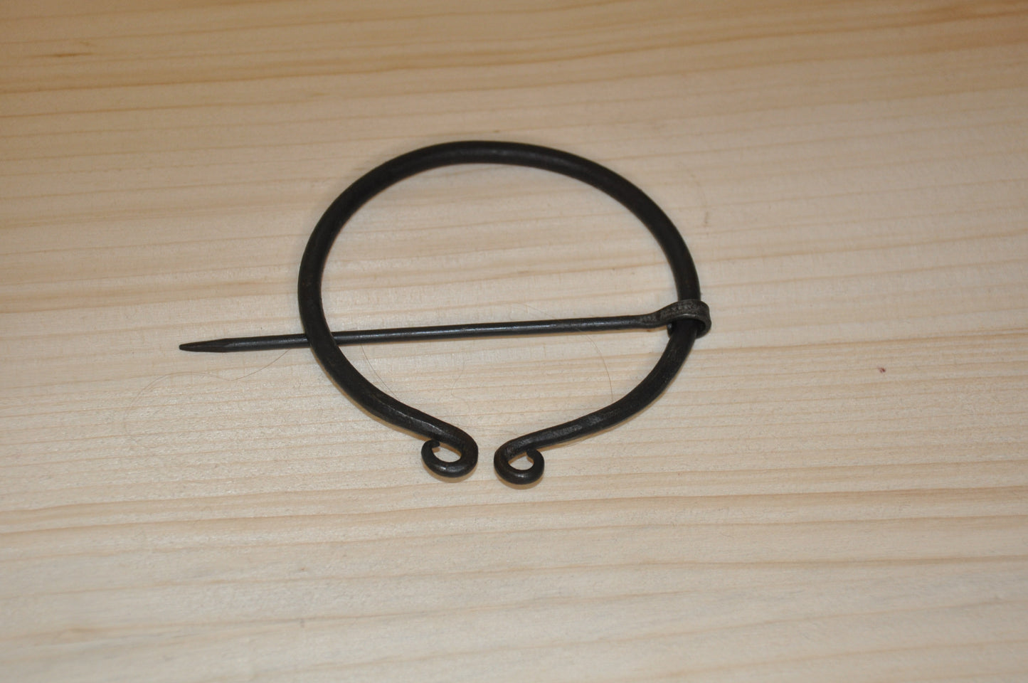 Ringfibel, rund & einfach eingerollt – handgeschmiedet